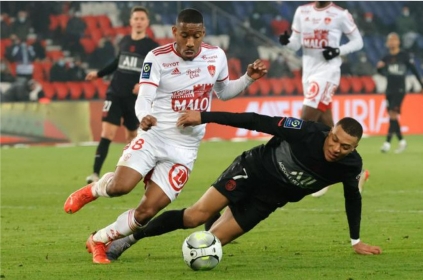 C罗训练后落单独自压腿